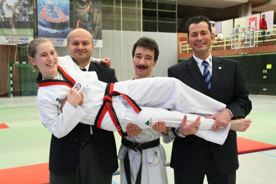 Kim Berthold mit den Prüfern Mathias Grün (7. Dan), Stephan Nietz (3. Dan) und Andreas Rahn (6. Dan).