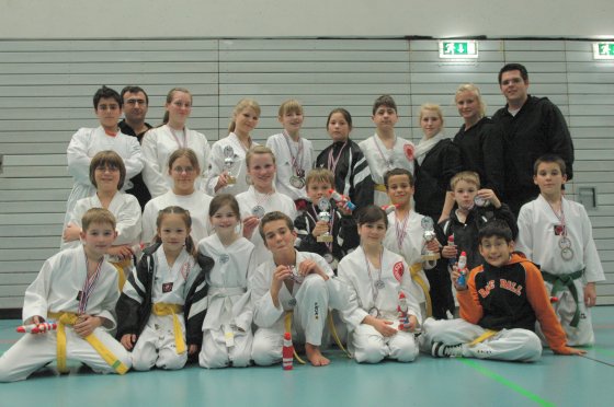 Die erfolgreichen Bushido-Sportler mit ihren Trainern.
