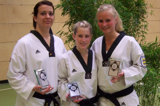 (v.l.) Franziska Hagemann, Kim Berthold und Svea Meyn freuen sich über ihren 2. Platz im Synchron