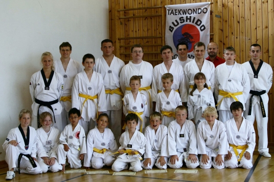Die erfolgreichen Sportler der Anfängergruppe mit ihren Trainern und Prüfer Mathias Grün.