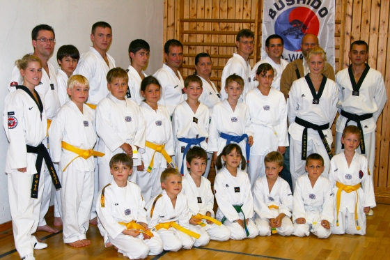 Die erfolgreichen Sportler mit ihren Trainern und Prüfer Mathias Grün.