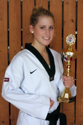 Kim Berthold freut sich über ihren Pokal für den 1. Platz.