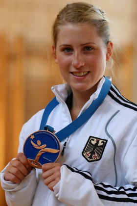 Kim Berthold freut sich über die Bronzemedaille