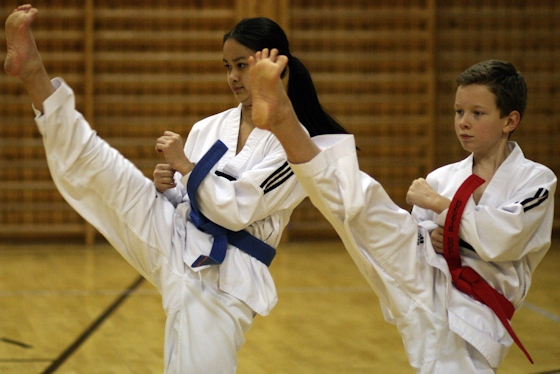 Leonie Günther (l.) und Leon Rixen (r.) belegten im Einzel jeweils den 1. Platz in ihrer Klasse.