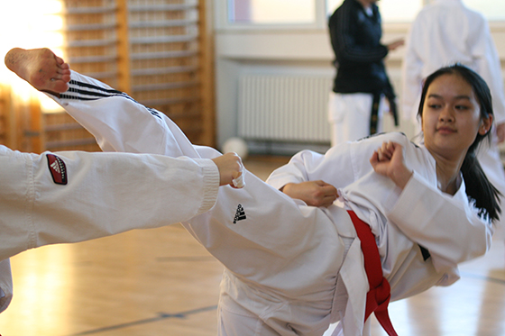 Die Sportler präzisieren ihre Techniken: Leonie Güther.
