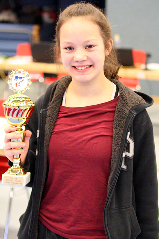 Charlotte Kaiser nimmt den Pokal für den 2. Platz in der Vereinswertung entgegen.