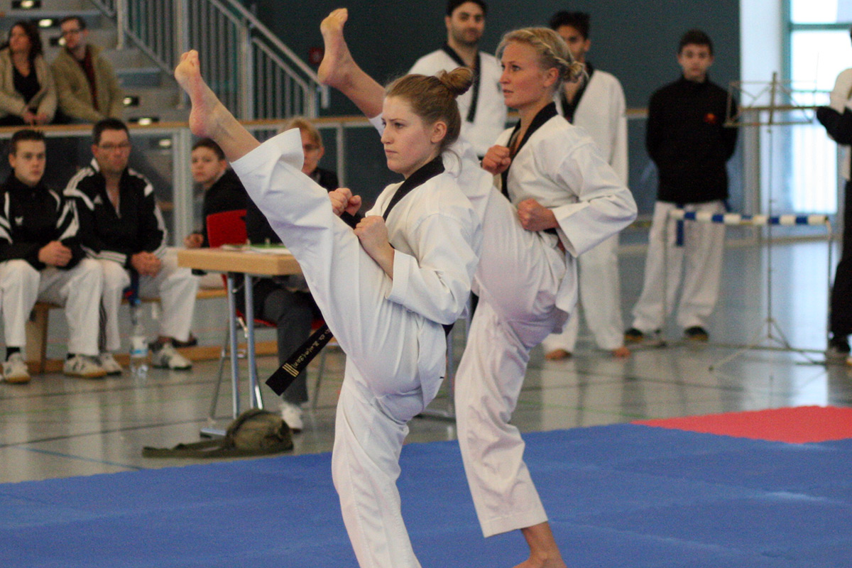 Kim Berthold (l.) und Svea Meyn (r.) holen als gleichgeschlechtliches Paar in der Klasse Paar LK1 bis 35 Gold.
