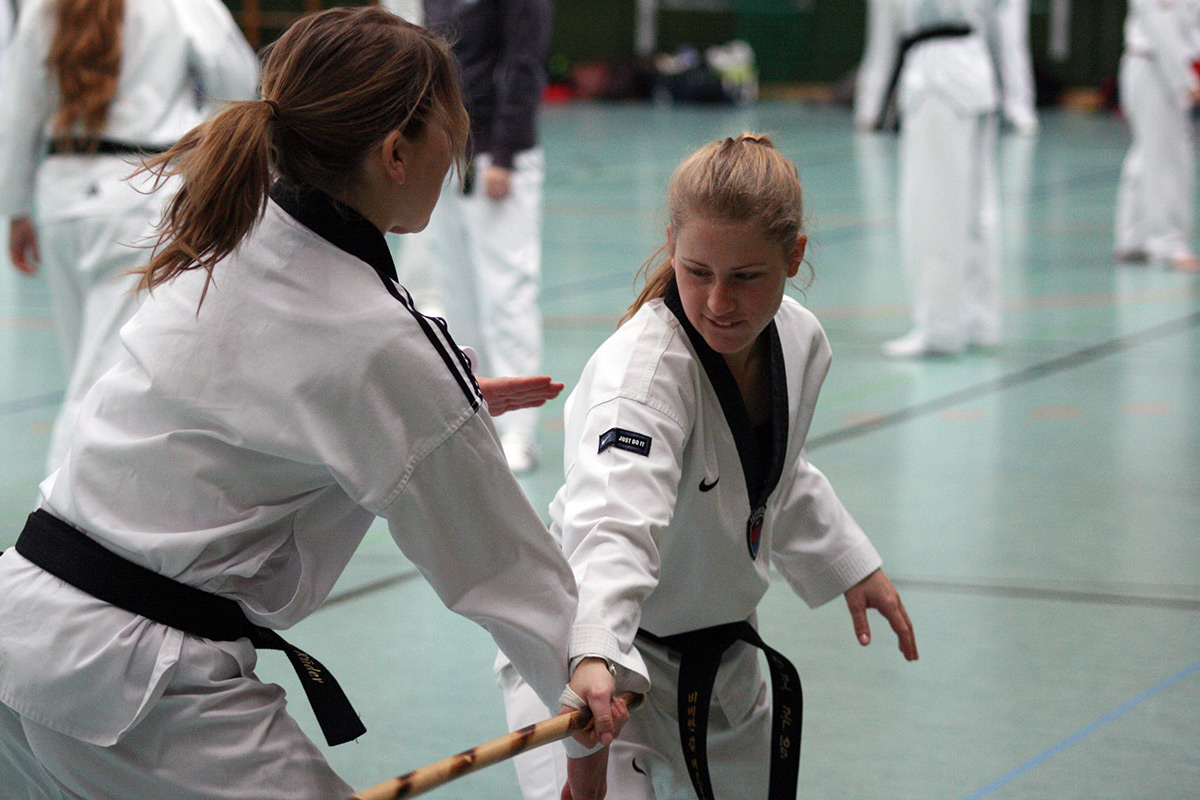 Die Bushido-Trainerin Kim Berthold (r.) holt sich neue Anregungen für den Bereich Selbstverteidigung gegen Stock-Angriffe.