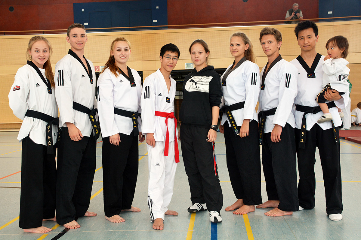 David Günther und Charlotte Kaiser mit dem Hansu-Showteam.