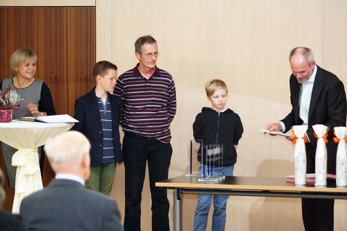 Die geehrten Bushido-Sportler (v.l): Leon Rixen, Rolf Schüssler und Jonathan Kuhn.