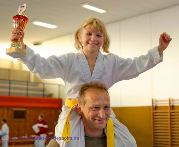 Michelle Finke mit dem Pokal für den 3. Platz in der Vereinswertung. Foto: Michael Slogsnat - Blickpunkt Bordesholm