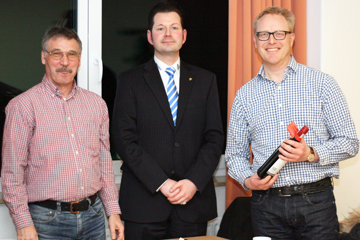 Werner Masch (l.) und Andreas Rahn (M.) verabschieden Klaus Pedersen-Kanieser als ausgeschiedenen Kampfrichterreferenten.