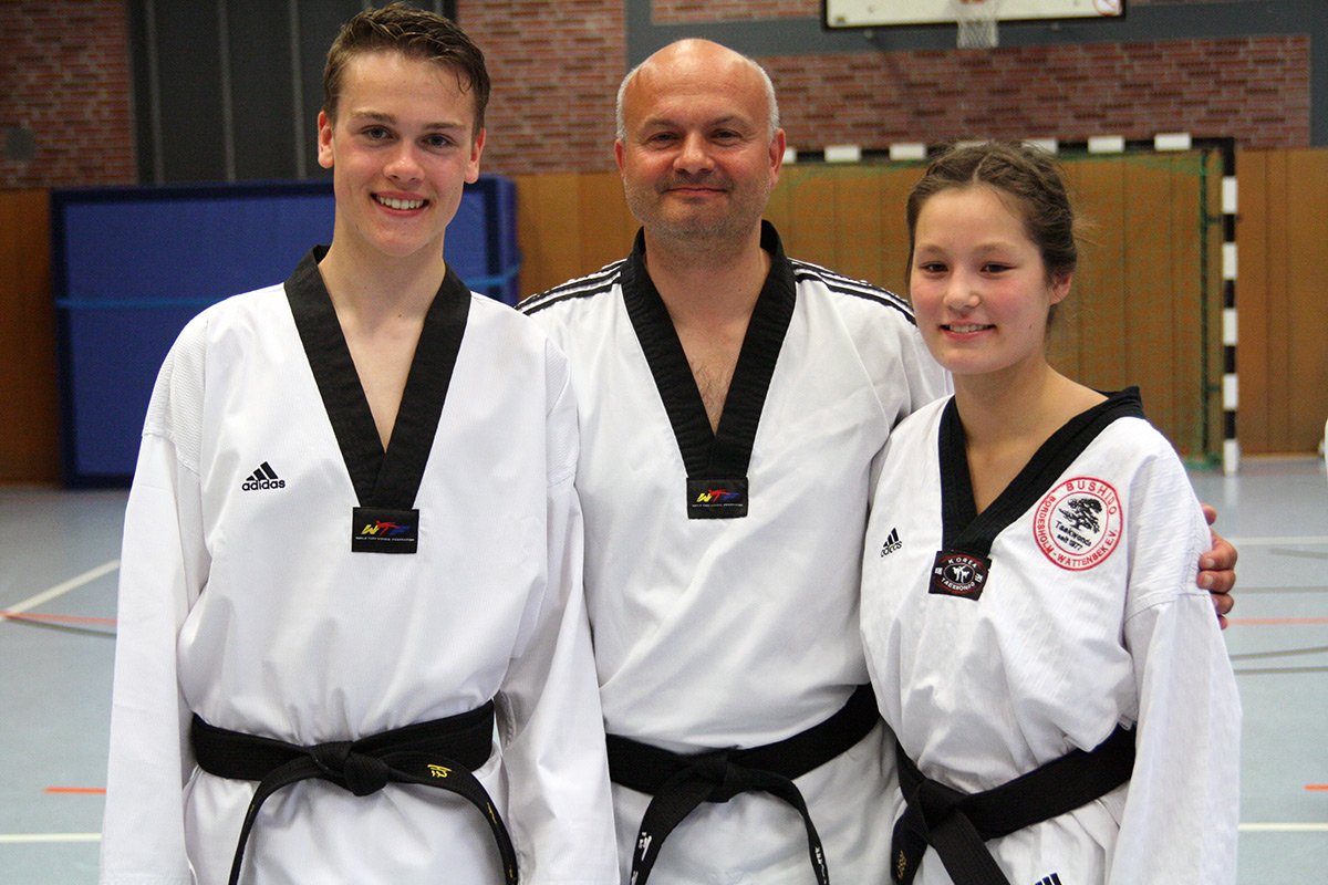Clemens Deicke (l.) und Hannah Kaiser (r.) mit Prüfer Mathias Grün (M.).