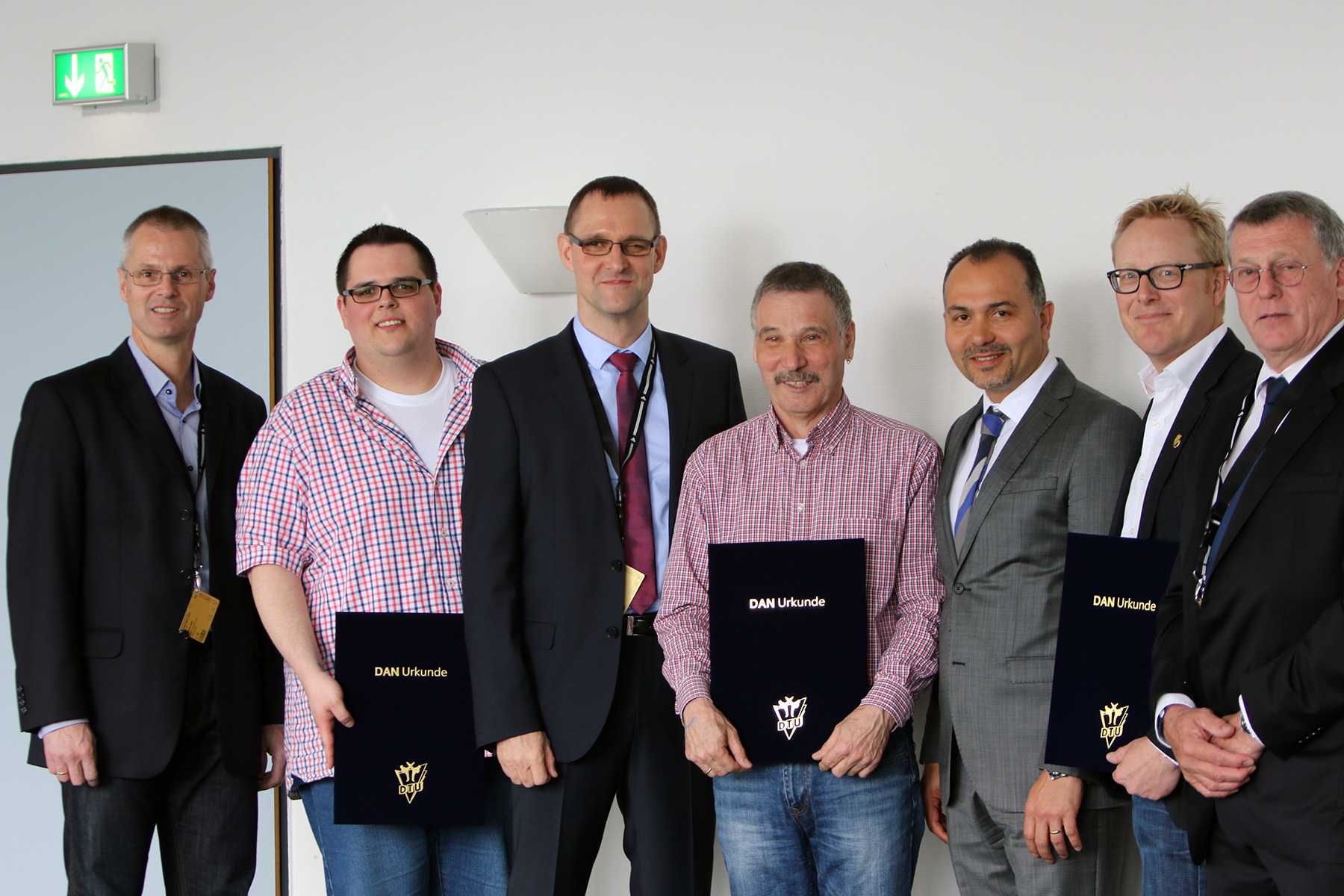 (v.l.) Gerd Kohlhofer (DTU-Vizepräsident Wirtschaft & Finanzen), Malte Mergner (TVSH-Vizepräsident Technik & Breitensport), Randolf Baldauf (DTU-Vizepräsident Breitensport Randolf Baldauf), Werner Masch (TVSH-Vizepräsident Wirtschaft & Finanzen), Musa Cicek (DTU-Vizepräsident Zweikampf), Klaus Pedersen-Kanieser (stv. TVSH-Kampfrichterreferent Vollkontakt), Stefan Klawitter (DTU-Ehrenpräsident)